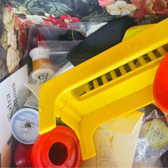 Random box sewing notions needles, looms, buttons, thread ,sewing machine parts - Picture 4 of 11